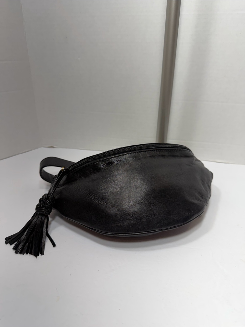 VINTAGE BOTTEGA VENETA Black Leather Shoulder Bag with Gold Chain Strap - Picture 5 of 8